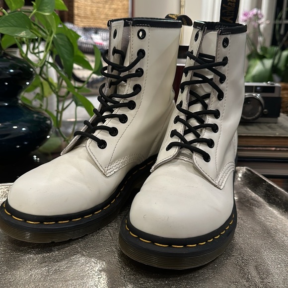 Dr Martens Doc white w yellow stitching 8 eyelet boot sz 7 - Picture 4 of 13